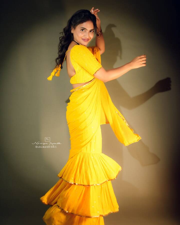 త్వరలో అలేఖ్య హారిక వెండితెరకు కథానాయికగా పరిచయం కానున్నారు. సాయి రాజేష్, ఎస్కేఎన్ నిర్మాణంలో సంతోష్ శోభన్ సరసన ఆవిడ ఒక సినిమా చేస్తున్నారు. (Image Courtesy: alekhyaharika_ / Instagram)