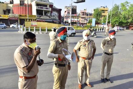 ਆਰਸੀ-ਡਰਾਈਵਿੰਗ ਲਾਇਸੈਂਸ ਦੇ ਲੰਬਿਤ ਮਾਮਲਿਆਂ ਦਾ 2 ਮਹੀਨਿਆਂ 'ਚ ਹੋਏਗਾ ਨਿਪਟਾਰਾ   ਭੁੱਲਰ ਨੇ ਕਿਹਾ ਕਿ ਡਰਾਈਵਿੰਗ ਟੈਸਟ ਟਰੈਕ, ਰਜਿਸਟ੍ਰੇਸ਼ਨ ਸਰਟੀਫਿਕੇਟ (ਆਰਸੀ) ਪ੍ਰਿੰਟਿੰਗ ਅਤੇ ਡਰਾਈਵਿੰਗ ਲਾਇਸੈਂਸ ਪ੍ਰਿੰਟਿੰਗ ਦੇ ਸੰਚਾਲਨ ਲਈ ਨਵੇਂ ਟੈਂਡਰ ਜਲਦੀ ਹੀ ਅੰਤਿਮ ਰੂਪ ਦੇ ਦਿੱਤੇ ਜਾਣਗੇ। ਪਿਛਲੇ 6 ਮਹੀਨਿਆਂ ਤੋਂ ਲੰਬਿਤ ਲੱਖਾਂ ਆਰਸੀ ਅਤੇ ਡਰਾਈਵਿੰਗ ਲਾਇਸੈਂਸਾਂ ਦੇ ਸਬੰਧ ਵਿੱਚ, ਉਨ੍ਹਾਂ ਭਰੋਸਾ ਦਿੱਤਾ ਕਿ ਦੋ ਮਹੀਨਿਆਂ ਦੇ ਅੰਦਰ ਪੈਂਡਿੰਗ ਨੂੰ ਕਲੀਅਰ ਕਰ ਦਿੱਤਾ ਜਾਵੇਗਾ।