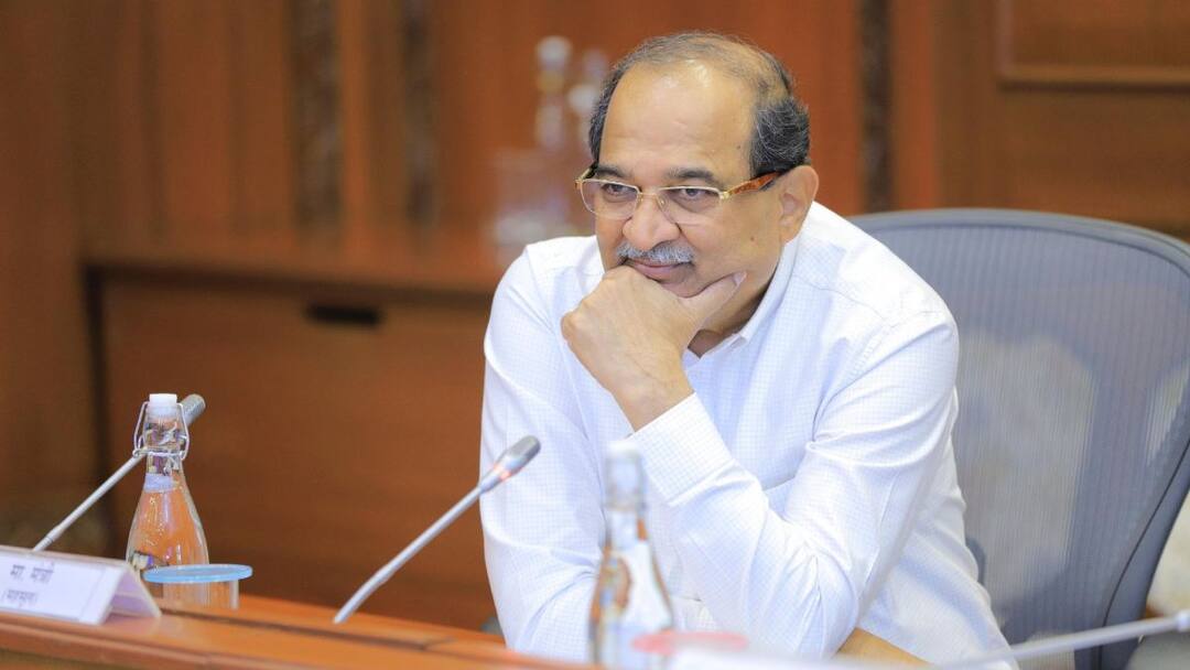 Devendra Fadnavis Minister Radhakrishna Vikhe Patil and 53 Others Accused of Forging Farmers Documents for 9 Crore Loan मुश्किल में सीएम देवेंद्र फडणवीस के मंत्री! फर्जी दस्तावेज के जरिए करोड़ों का लोन लेने का आरोप, 54 पर केस