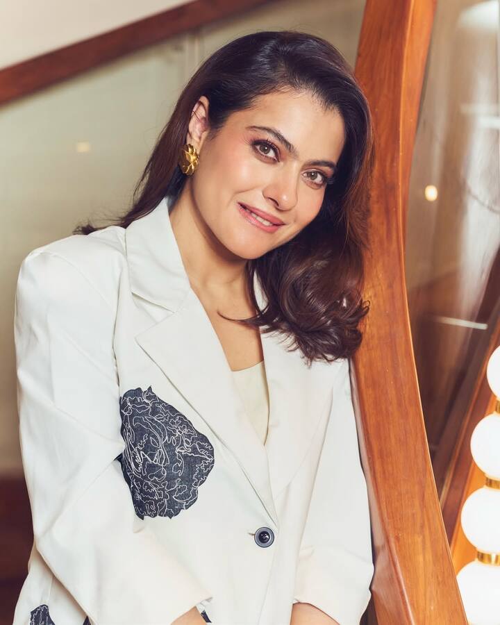 Her makeup, done by @sonamdoesmakeup, featured soft brown eyeshadow, a hint of shimmer on the lids, delicately flushed cheeks, and a nude pink lip—perfectly complementing the clean aesthetic of her outfit. The skin was kept dewy and natural, allowing her radiant glow to shine through.