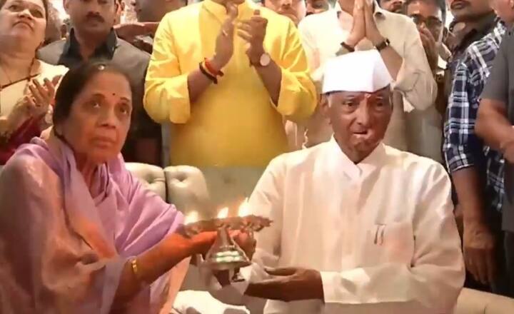 यावेळी राष्ट्रवादीचे प्रदेशाध्यक्ष जयंत पाटील, माजी मंत्री जितेंद्र आव्हाड, माजी मंत्री अनिल देशमुख, ठाकरेंचे आमदार मिलिंद नार्वेकर उपस्थित होते.