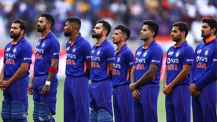 आईपीएल का खुमार जब सिर चढ़कर बोलता है, तो क्रिकेटर्स न सिर्फ मैदान में बल्कि सोशल मीडिया पर भी खूब छाए रहते है. फैन्स अपने पसंदीदा खिलाड़ियों को सिर्फ चौके-छक्कों के लिए नहीं, बल्कि उनके स्टाइल, फिटनेस, लाइफस्टाइल और मस्तीभरे पोस्ट्स के लिए भी फॉलो करते हैं. खासकर इंस्टाग्राम पर जहां ये सितारे अपनी पर्सनल और प्रोफेशनल जिंदगी की झलकियां दिखाते हैं. तो आइए जानते हैं इंस्टाग्राम पर सबसे ज्यादा फॉलो किए जाने वाले 7 भारतीय क्रिकेटर्स के बारे में...