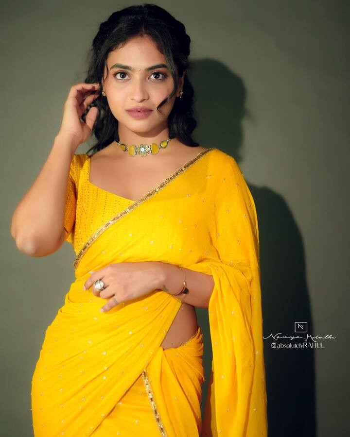 ఎల్లో శారీలో అలేఖ్య హారిక ఫోటోషూట్ సోషల్ మీడియాలో షేర్ చేయగా... నెటిజెన్స్ నుంచి మంచి రెస్పాన్స్ వస్తోంది. ట్రెడిషనల్ వేర్‌లో దేత్తడి హారిక దుమ్ము దులిపిందని కొందరు నెటిజన్స్ కామెంట్ చేస్తున్నారు. (Image Courtesy: alekhyaharika_ / Instagram)