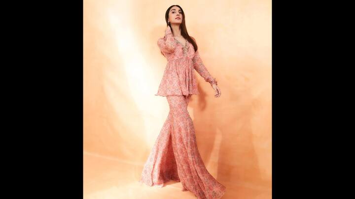 1. Ethereal Peach Gharara Set: Vaani Kapoor wore a peach gharara set that made her look stunning. Her attire featured a flared peplum style short kurti and a flowy gharara. The pastel look gave her an effortless grace and a contemporary ethnic charm. (Image Source: Instagram/@vaanikapoor)