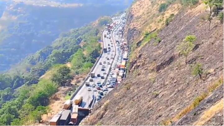 पुणे: कामगार दिन व उन्हाळी सुट्ट्यांच्या पार्श्वभूमीवर मोठ्या संख्येने पर्यटक पर्यटनस्थळांकडे निघाल्याने मुंबई-पुणे एक्सप्रेस हायवेवर वाहतूक कोंडी निर्माण झाली आहे.