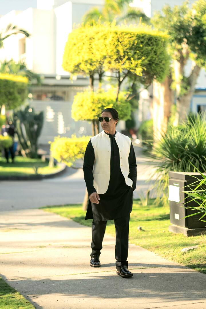 पूर्व पाकिस्तानी तेज गेंदबाज शोएब अख्तर के यूट्यूब चैनल पर 3.8 मिलियन से ज्यादा सब्सक्राइबर्स हैं. पहलगाम में हुए आतंकी हमले के बाद उनके यूट्यूब चैनल को भारत में बैन कर दिया गया है.