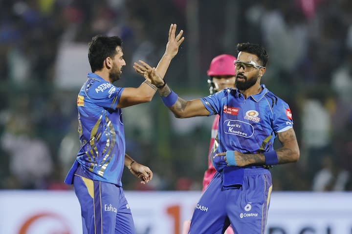 मुंबई इंडियन्सचा वेगवान गोलंदाज दीपक चहरने त्याला पहिल्याच षटकात बाद केले.