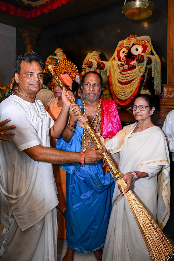 দিঘার জগন্নাথ মন্দিরে সোনার ঝাঁটা উপহার দেন মুখ্যমন্ত্রী। জগন্নাথ মন্দিরের ছবি ও প্রসাদ বাংলার বাড়ি বাড়ি পৌঁছনোর নির্দেশ দিয়েছেন মুখ্যমন্ত্রী।