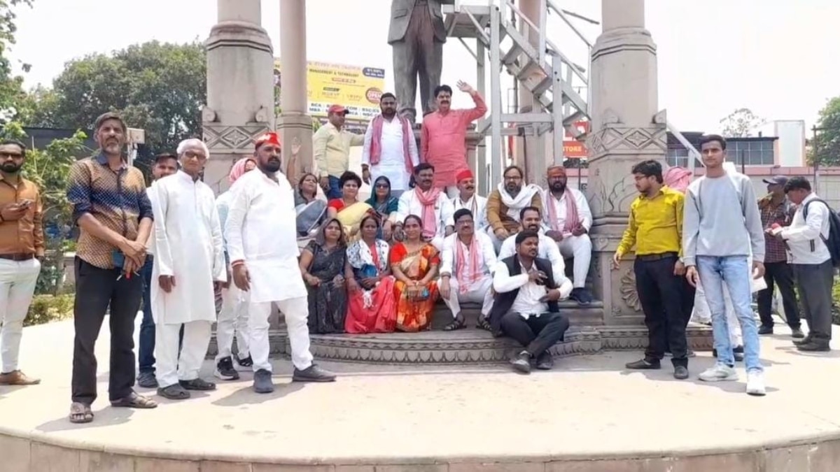 वाराणसी में करणी सेना के खिलाफ सपा का प्रदर्शन, यूपी में राष्ट्रपति शासन लगाने की मांग