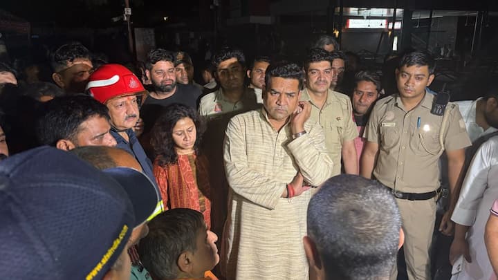 मधुबनी पेंटिंग बेचने वाले विजय कुमार ने कहा कि आग बुझाने वाले यंत्रों की कमी के कारण आग तेजी से फैल गई. दमकल विभाग को पहुंचने में लगभग डेढ़ घंटा लग गया. ऐसी आपात स्थिति से निपटने के लिए पर्याप्त व्यवस्था नहीं थी. व्यापारियों ने आशंका जताई कि आग संभवत: शॉर्ट सर्किट के कारण लगी.