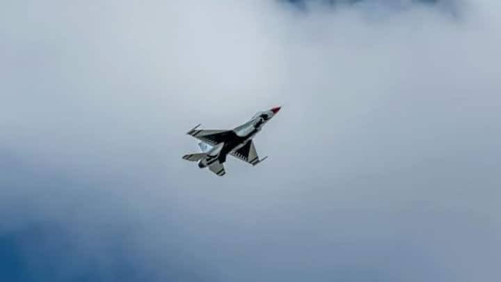 ફાઇટર એરક્રાફ્ટ અન્ય લશ્કરી એરક્રાફ્ટની સરખામણીમાં તેમની ઝડપી ગતિ, ચાલાકી, ઝડપી ઉડાન ક્ષમતા (ઝડપથી ઊંચાઈ પર પહોંચવાની ક્ષમતા) અને નાના કદ માટે જાણીતા છે. તેઓ સામાન્ય રીતે મિસાઇલ અથવા બોમ્બ દ્વારા દુશ્મનો પર હુમલો કરવા માટે સજ્જ હોય છે. તેમની ગતિ અનેક ગણી વધારે હોય છે.