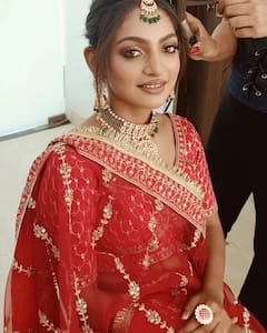 वायरल गर्ल मोनालिसा की खूबसूरत के आगे फीकी पड़ी बॉलीवुड हसीनाएं, नए लुक से मचाया इंटरनेट पर तहलका