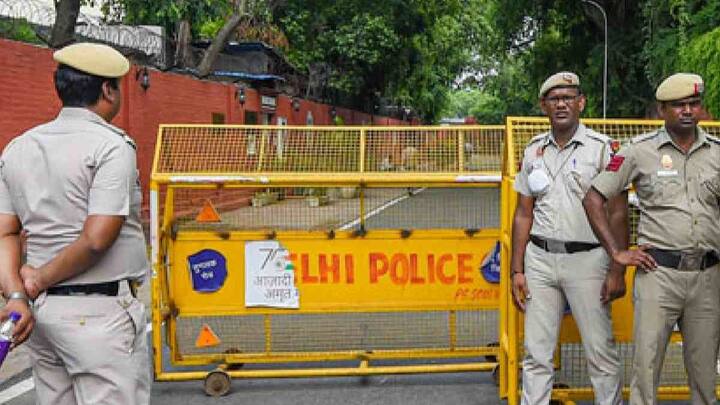 अगर दिल्ली पुलिस आपको संदिग्ध मानती है और आपसे नागरिकता साबित करने के लिए दस्तावेजों की मांग करती है. लेकिन आपके पास पासपोर्ट और वोटर कार्ड नहीं होता है. तो दिल्ली पुलिस आपको गिरफ्तार कर सकती है.