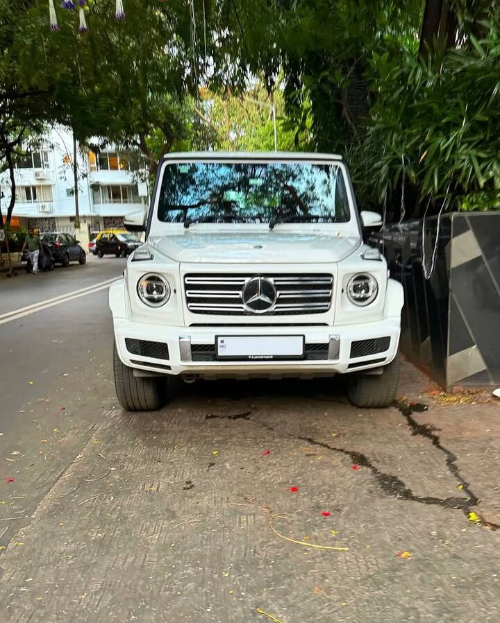 बता दें हैप्पी जब भी कहीं बाहर जाता था तो उनकी गाड़ी अलग थी. रिपोर्ट्स के मुताबिक हैप्पी 3 करोड़ की मर्सिडीज बेंज G4000d एसयूवी में घूमता था.