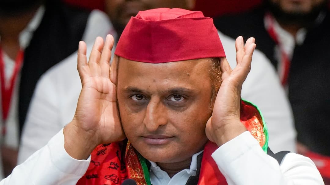 UP SC ST commission directed to file FIR on Akhilesh Yadav BR Ambedkar poster controversy ANN अखिलेश यादव के खिलाफ भी दर्ज होगी FIR? अंबेडकर पोस्टर विवाद मामले में SC-ST अयोग सख्त