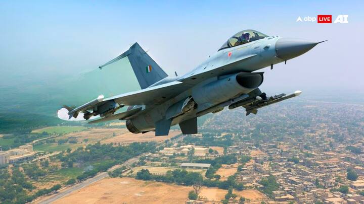 Fastest Fighter Jets: फाइटर जेट्स वायुसेना के लिए बहुत महत्वपूर्णं होते हैं. इनकी स्पीड, मारक क्षमता और रडार में पकड़ में न आने की काबिलियत खास बनाती है. चलिए जानें की इनकी फ्लाइंग रेंज क्या है.