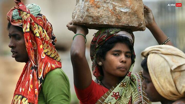 अमावस्या, पूर्णिमा, शनिवार, एकादशी, मंगलवार आदि कई विशेष तिथियों और वार पर मजदूरों को अन्न, धन, वस्त्र, उनके बच्चों के लिए शिक्षा सामग्री, मेडिकल सुविधा  में मदद करना चाहिए. मान्यता है इससे शनि प्रसन्न होते हैं और नौकरी में तरक्की के रास्ते खुलते हैं.