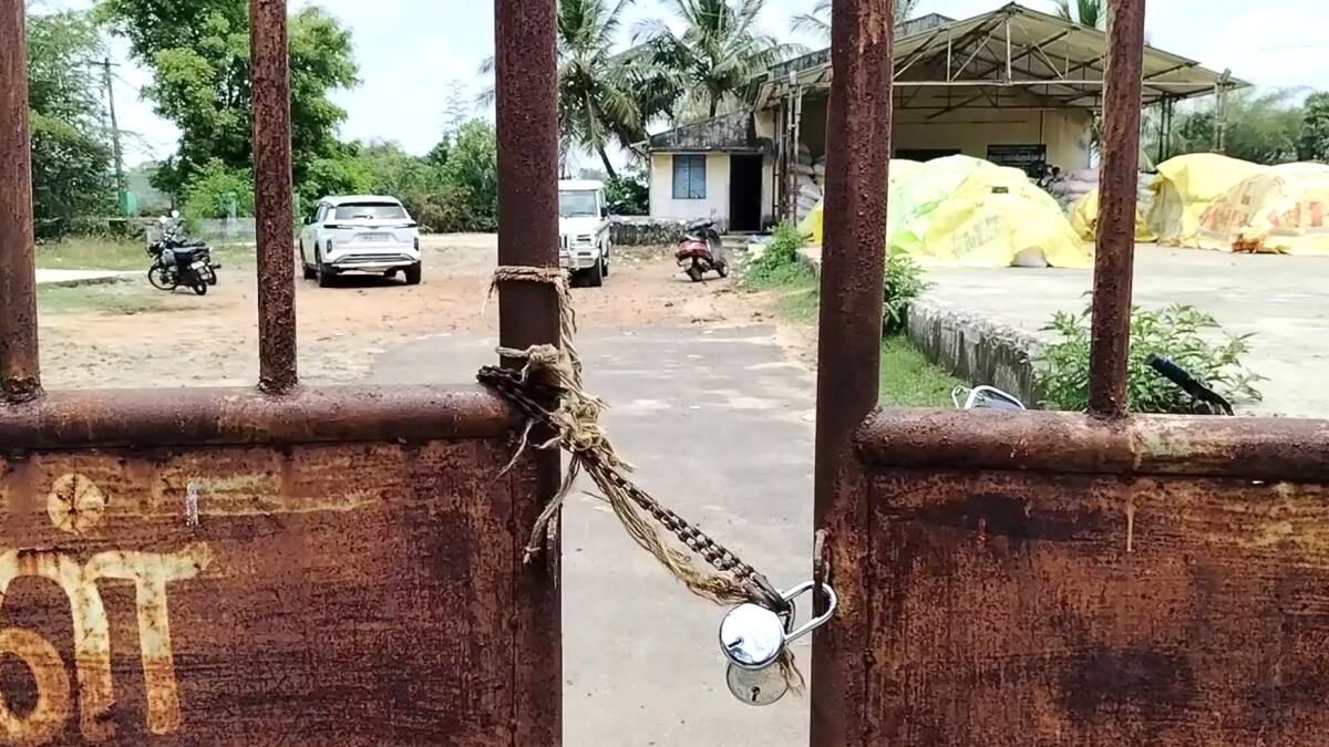 ஆய்வுக்கு வந்த அதிகாரியை கொள்முதல் நிலையத்தில் வைத்து பூட்டிய விவசாயிகள் - சீர்காழி அருகே பரபரப்பு