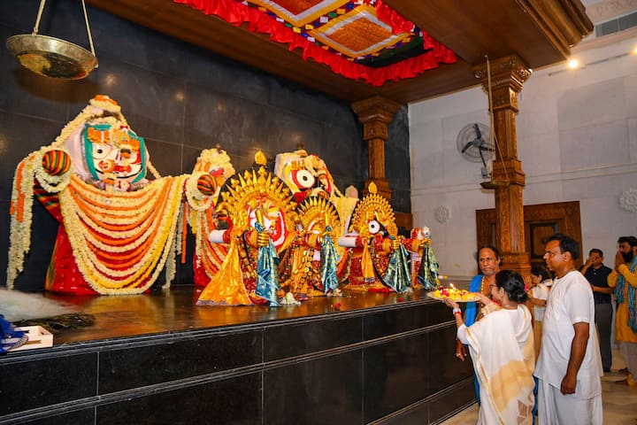 সঙ্গে ছিলেন পুরীর জগন্নাথ মন্দিরের রাজেশ দ্বৈতাপতি ও কলকাতা ইসকনের ভাইস প্রেসিডেন্ট রাধারমন দাস। এদিন, ৫৬ ভোগ নিবেদন করা হয় জগন্নাথদেবকে।