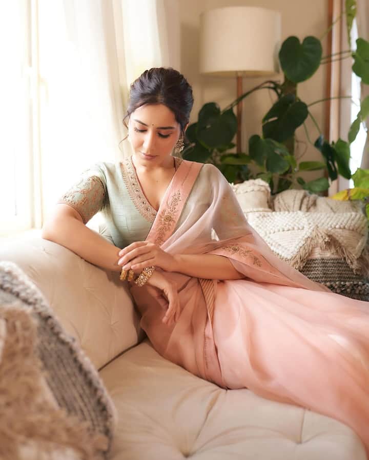 'తెలుసు కదా' సినిమాలో సిద్ధూ జొన్నలగడ్డ సరసన రాశీ ఖన్నా నటిస్తున్నారు. అందులో శ్రీనిధి శెట్టి మరొక హీరోయిన్. (Image Courtesy: raashiikhanna / Instagram)