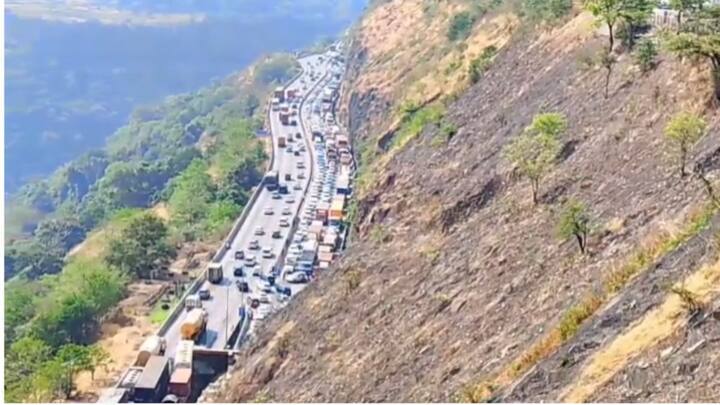 तब्बल आठ ते दहा किलोमीटरपर्यंत वाहनांच्या रांगा लागल्याने प्रवाशांना मनस्ताप सहन करावा लागत आहे.