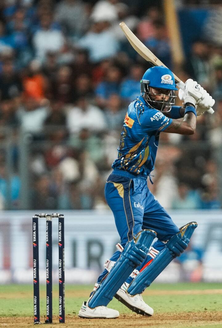 संजू सैमसन चोट की वजह से टीम से बाहर चल रहे हैं. उनकी टीम का इस सीजन अच्छा प्रदर्शन नहीं रहा है. वहीं पांड्या की कप्तानी में मुंबई ने लगातार 5 मैच जीत लिए हैं, वो प्लेऑफ में पहुंचने वाले दावेदारों में से एक है.