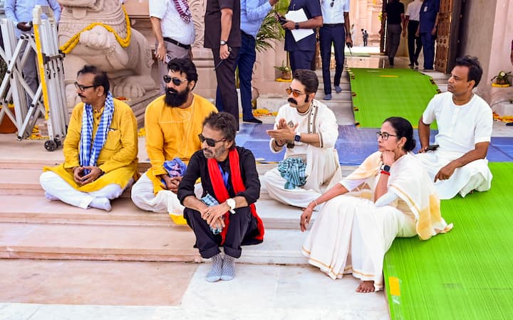 জগন্নাথ মন্দিরের দ্বারোদঘাটন উপলক্ষ্য়ে দিঘায় এদিন যেন চাঁদের হাট। মন্দির খুলতেই ভিতরে উপচে পড়ে ভিড়। দ্বারোঘাটনের পর সাধারণের জন্য খুলে দেওয়া হয় মন্দিরের দরজা। 