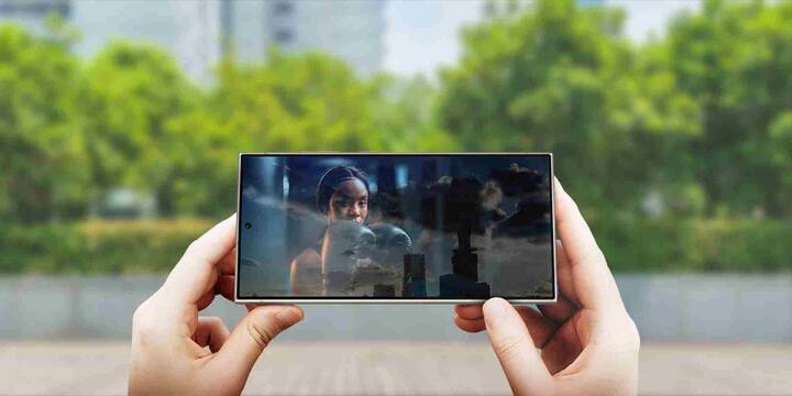 साल 2024 में लॉन्च हुआ Samsung Galaxy S24 Ultra एक दमदार फ्लैगशिप फोन है. इस फोन की असल कीमत 1,29,999 रुपये है. लेकिन सेल में इस फोन को मात्र 84,999 रुपये में खरीदा जा सकता है. इसमें 6.8 इंच की 120Hz AMOLED डिस्प्ले, Snapdragon 8 Gen 3 प्रोसेसर और 200MP का क्वाड कैमरा सेटअप मिलता है. साथ ही, इसका इनबिल्ट S Pen नोट्स लेने, कैमरा कंट्रोल करने और एयर जेस्चर जैसी खूबियां देता है.