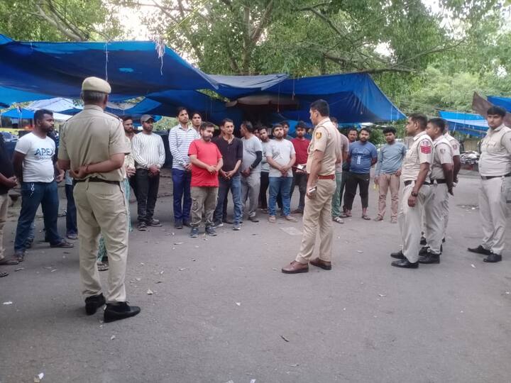 बम डिस्पोजल स्क्वॉड और डॉग स्क्वॉड की टीमें भी लगातार काम कर रही हैं. पालिका बाजार, जनपथ, खान मार्केट और सरकारी इमारतों के आसपास चेकिंग हो रही है. ये टीमें किसी भी खतरे को पहले ही भांपने के लिए हर कोने की पड़ताल कर रही हैं.