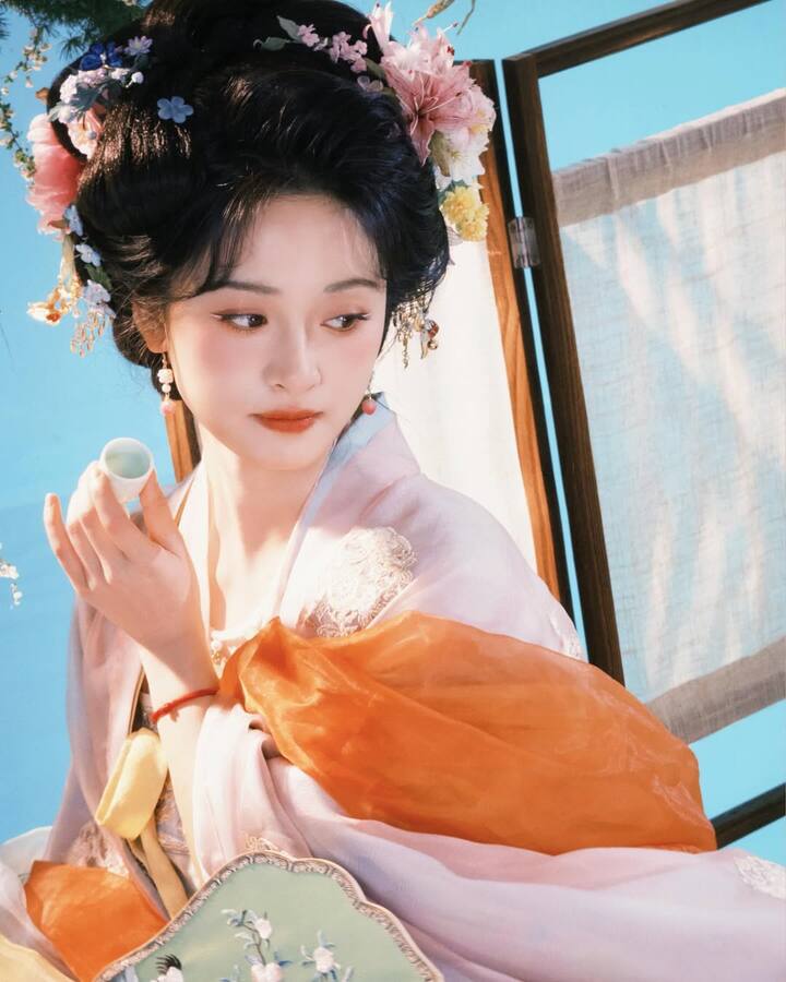 లక్షల మంది ఆమె ఫొటోస్ ని షేర్ చేశారు..దేవకన్యలా ఉందని పొగిడారు..AI క్రియేటివిటీ అన్నారు. ఆ అందం ఫేక్ అన్నారు.