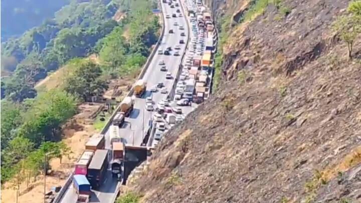 खंडाळा घाट ते खालापूर दरम्यान तब्बल आठ ते दहा किलोमीटरपर्यंत वाहनांच्या रांगा पाहायला मिळत असून, काही मिनिटांचे अंतर पार करण्यासाठी तासनतास वेळ लागत आहे.