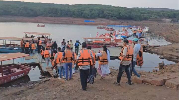 थंड हवेचे ठिकाण म्हणून ओळख असणाऱ्या महाबळेश्वर मध्ये सध्या पर्यटकांची गर्दी वाढू लागली आहे.