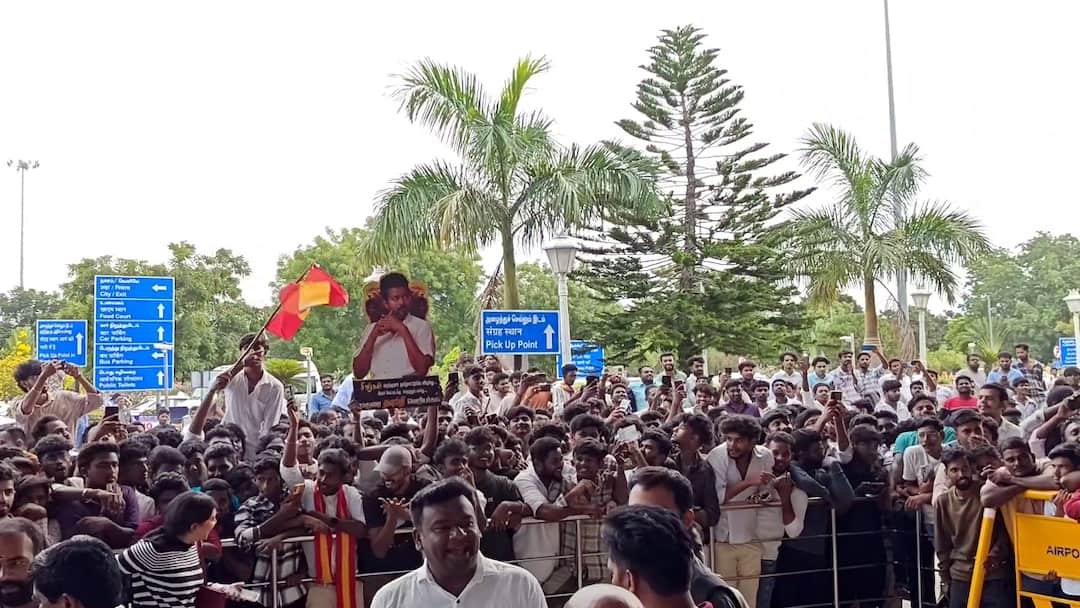 கொடைக்கானல் வரும்  நடிகர் விஜய்... மதுரை விமான நிலையத்தில் கூடிய ரசிகர்களால் பரபரப்பு