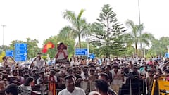 கொடைக்கானல் வரும்  நடிகர் விஜய்... மதுரை விமான நிலையத்தில் கூடிய ரசிகர்களால் பரபரப்பு