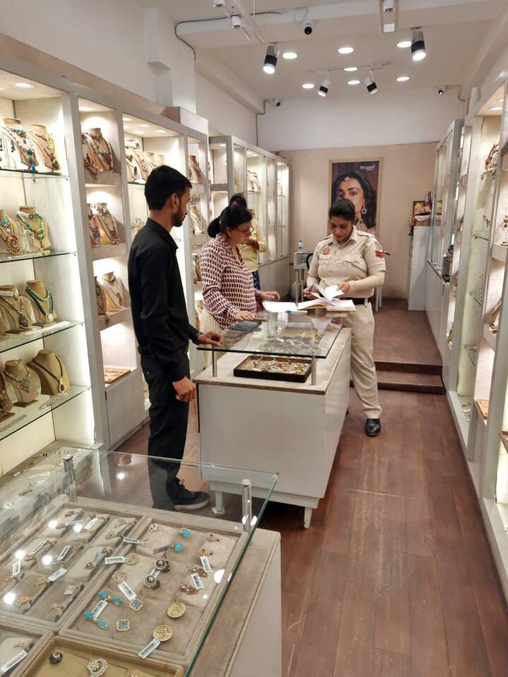 शहर में कई जगहों पर बैरियर और चेक पोस्ट लगाए गए हैं. हर गाड़ी की बारीकी से जांच हो रही है, खासकर किराए की और बिना नंबर वाली गाड़ियों पर पुलिस की पैनी नजर है. कोई संदिग्ध शख्स या सामान मिले, तो उसे तुरंत पकड़ा जाए, इसके लिए पुलिस को सख्त हिदायत दी गई है.