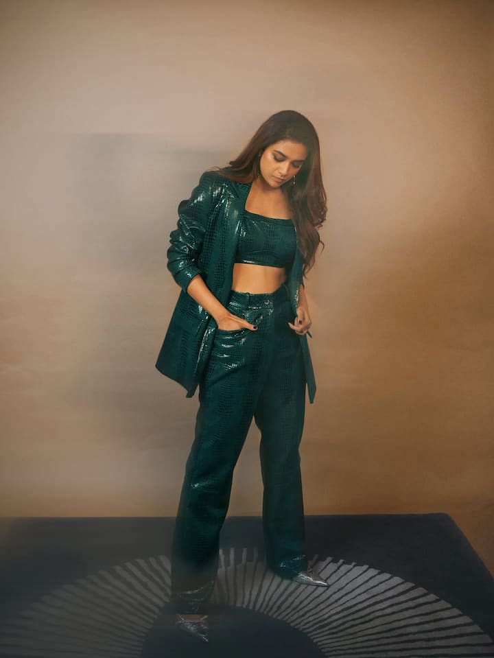 పెళ్లైన తర్వాత కీర్తి గ్లామర్ డోస్ మరింత పెంచింది. కొత్తగా వస్తున్న హీరోయిన్లకు గట్టిపోటీనిస్తూ ట్రెండీ ఫొటో షూట్స్ లో సోషల్ మీడియాలో హీట్ పుట్టిస్తోంది