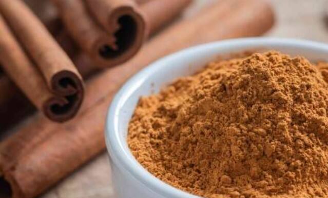 ઠંડા પ્રદેશોમાં બનાવવામાં આવતી વાનગીઓમાં તજનો ચોક્કસપણે ઉપયોગ થાય છે. તે પેટની ચરબીવાળા લોકો માટે સારું છે. સફેદ ચરબી એ કમર અથવા પેટની આસપાસ એકઠી થતી ચરબી છે.