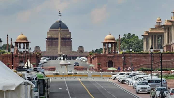 भारत में राष्ट्रपति देश का प्रथम नागरिक होता है, इसके अलावा वह तीनों सेनाओं का कमांडर भी होता है. भारत में राष्ट्रपति जिस आवास में रहते हैं उसे राष्ट्रपति भवन के नाम से जाना जाता है. राष्ट्रपति भवन की सुरक्षा काफी कड़ी होती है.