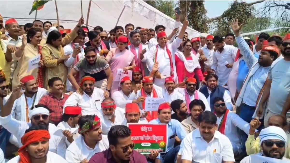 अलीगढ़ में करणी सेना के खिलाफ सपा कार्यकर्ताओं का प्रदर्शन, जमकर हुई नारेबाजी