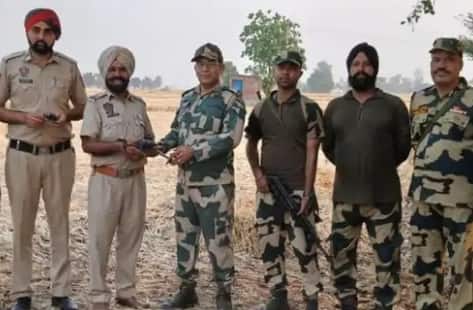 ਅੰਮ੍ਰਿਤਸਰ ਦੀ ਸਰਹੱਦ ‘ਤੇ ਅੱਤਵਾਦੀ ਸਾਜਿਸ਼ ਨਾਕਾਮ, BSF ਅਤੇ ਪੰਜਾਬ ਪੁਲਿਸ ਦਾ ਸਰਚ ਆਪਰੇਸ਼ਨ, ਕਈ ਹਥਿਆਰ ਬਰਾਮਦ Amritsar Police recovered hand granade and pistols near indo-pak border ਅੰਮ੍ਰਿਤਸਰ ਦੀ ਸਰਹੱਦ ‘ਤੇ ਅੱਤਵਾਦੀ ਸਾਜਿਸ਼ ਨਾਕਾਮ, BSF ਅਤੇ ਪੰਜਾਬ ਪੁਲਿਸ ਦਾ ਸਰਚ ਆਪਰੇਸ਼ਨ, ਕਈ ਹਥਿਆਰ ਬਰਾਮਦ