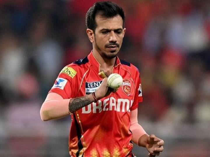 पंजाब किंग्स में शामिल स्पिन गेंदबाज युजवेंद्र चहल ने सीएसके के खिलाफ बुधवार (30 अप्रैल) को हैट्रिक ली. 19वें ओवर की पहली लीगल गेंद पर छक्का खाने के बाद उन्होंने दूसरी गेंद पर एमएस धोनी को आउट किया. इसके बाद उन्होंने चौथी, पांचवी और छठी गेंद पर दीपक हूडा, अंशुल कम्बोज और नूर अहमद को आउट कर अपनी हैट्रिक पूरी की.