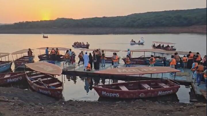 पहलगाम मध्ये झालेल्या हल्ल्यानंतर आता महाराष्ट्राच्या पर्यटकांनी काश्मीरकडे पाठ फिरवली आहे. महाराष्ट्राचे मिनी कश्मीर म्हणून ओळख असणाऱ्या महाबळेश्वरमध्ये मोठ्या संख्येने पर्यटक दाखल होत आहेत.