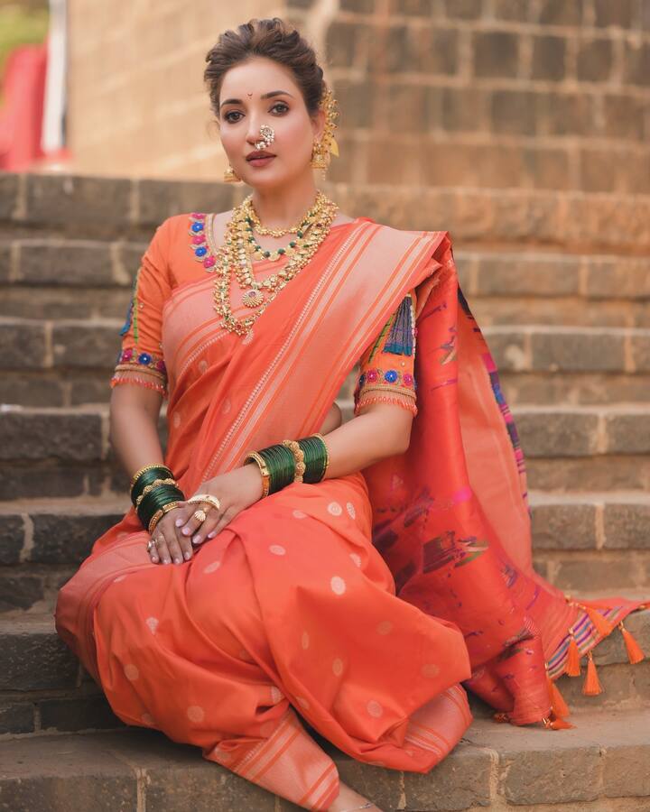 आज १ मे म्हणजेच महाराष्ट्र दिनी रुपालीने तिचे नवनवे फोटो शेअर केले आहेत.