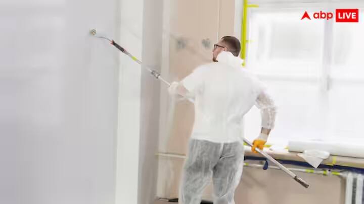 ઉનાળામાં ઘરને ઠંડુ રાખવા માટે, યોગ્ય રંગ પસંદ કરવો ખૂબ જ મહત્વપૂર્ણ છે. આવી સ્થિતિમાં, ઘરની દિવાલો પર એક ખાસ પ્રકારનો પેઇન્ટ, જેને હીટ રિફ્લેક્ટિવ પેઇન્ટ કહેવાય છે, લગાવવો ખૂબ જ ફાયદાકારક સાબિત થઈ શકે છે.