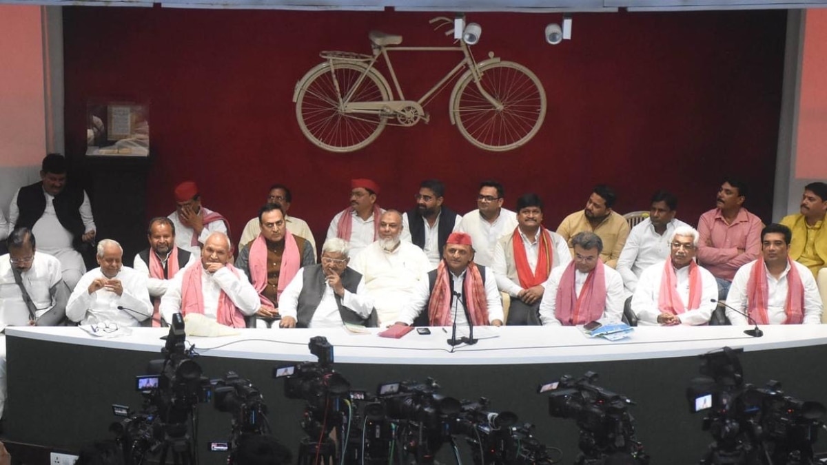 सपा में शामिल हुए BJP-बीएसपी और कांग्रेस समेत कई दलों के नेता, अखिलेश यादव ने दिलाई सदस्यता