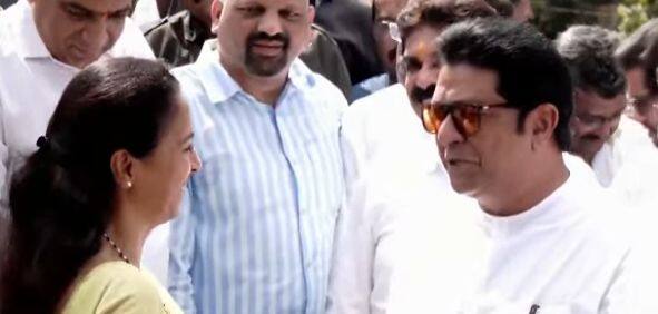 मुंबईतील हुतात्मा चौकात राज ठाकरे आणि सुप्रिया सुळे यांची भेट झाली.