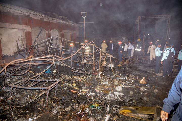 हाट बाजार स्थित दुकान संख्या-चार के मालिक ने कहा, “मेरी पूरी जिंदगी की कमाई चली गई. हमने कर्ज लेकर यह स्टॉल लगाया था. वर्षों की मेहनत एक झटके में खत्म हो गई.” कुछ दुकानदारों ने ‘पीटीआई-वीडियो’ से बातचीत में दावा किया कि बाजार में अग्निशमन के पर्याप्त इंतजाम नहीं थे.