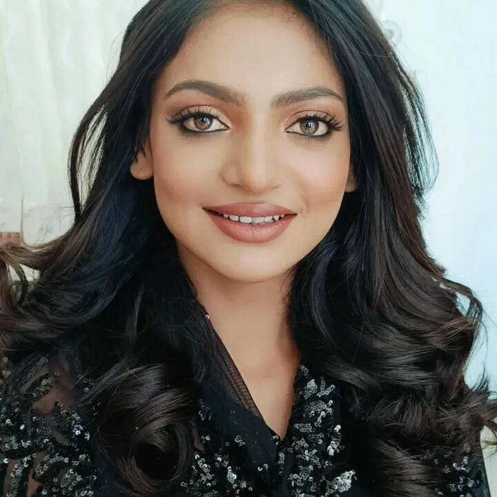 बता दें कि महाकुंभ में रुद्राक्ष की माला बेचने वाली मोनालिसा अब बड़े-बड़े ब्रांड्स का चेहरा बन रही हैं. उनकी फैन फॉलोइंग भी इंस्टाग्राम पर काफी तगड़ी हो चुकी है.