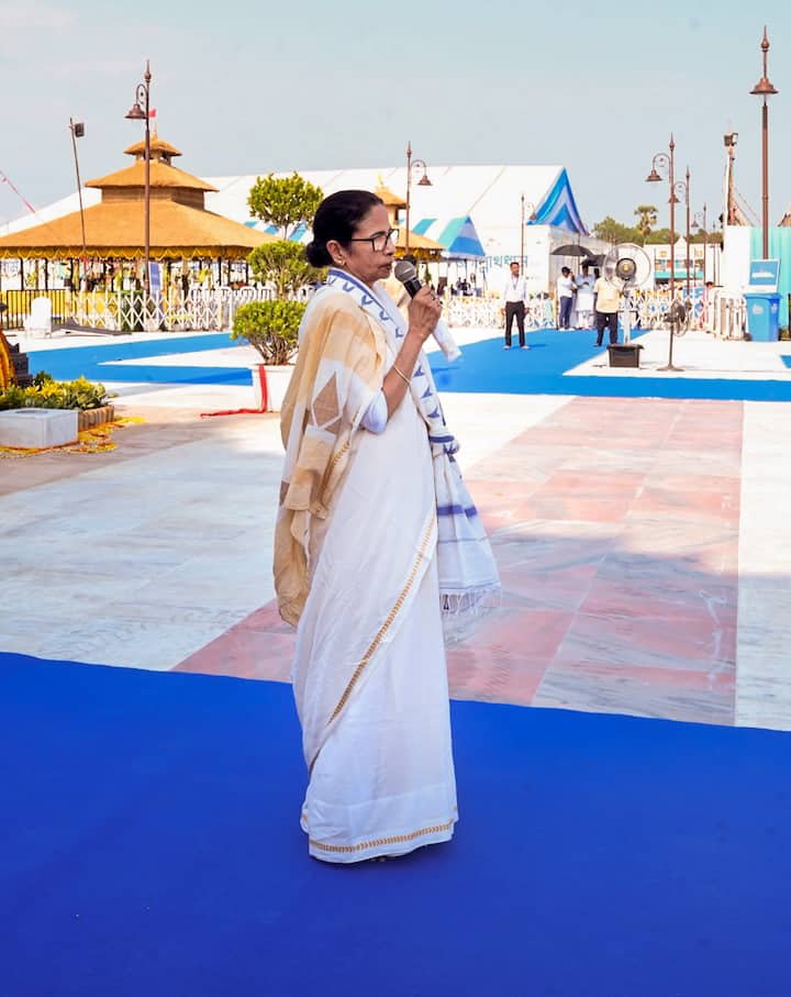 দুপুরে মন্দিরে এসে পৌঁছন মুখ্যমন্ত্রী। অক্ষয়তৃতীয়ার মাহেন্দ্রক্ষণ দুপুর ৩টে থেকে ৩টে ১৫ মিনিট পর্যন্ত। শুভ ক্ষণে মন্দিরের দ্বার উন্মোচন করেন মুখ্যমন্ত্রী।