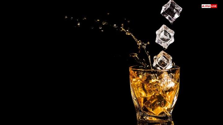 क्या होता है जब आप बर्फ डालते हैं? - जब आप व्हिस्की में बर्फ डालते हैं, तो उसका तापमान कम हो सकता है. इससे अरोमा और स्वाद कम तीव्र महसूस होता है. वहीं, जब व्हिस्की में बर्फ धीरे-धीरे पिघलती है और पानी मिलाने का काम करती है. इससे व्हिस्की पतली हो जाती है, जिससे कभी-कभी उसका असली स्वाद बदल जाता है.